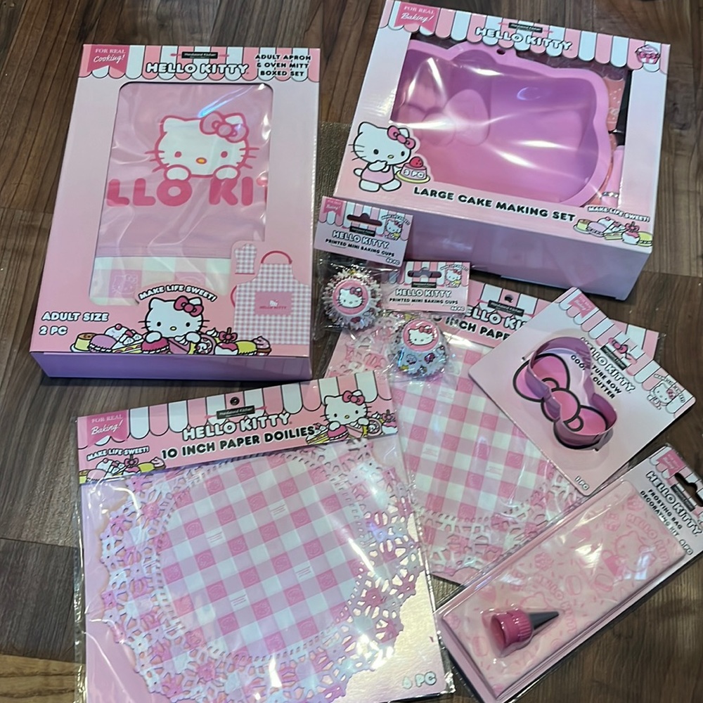 NWT Hello Kitty Baking set